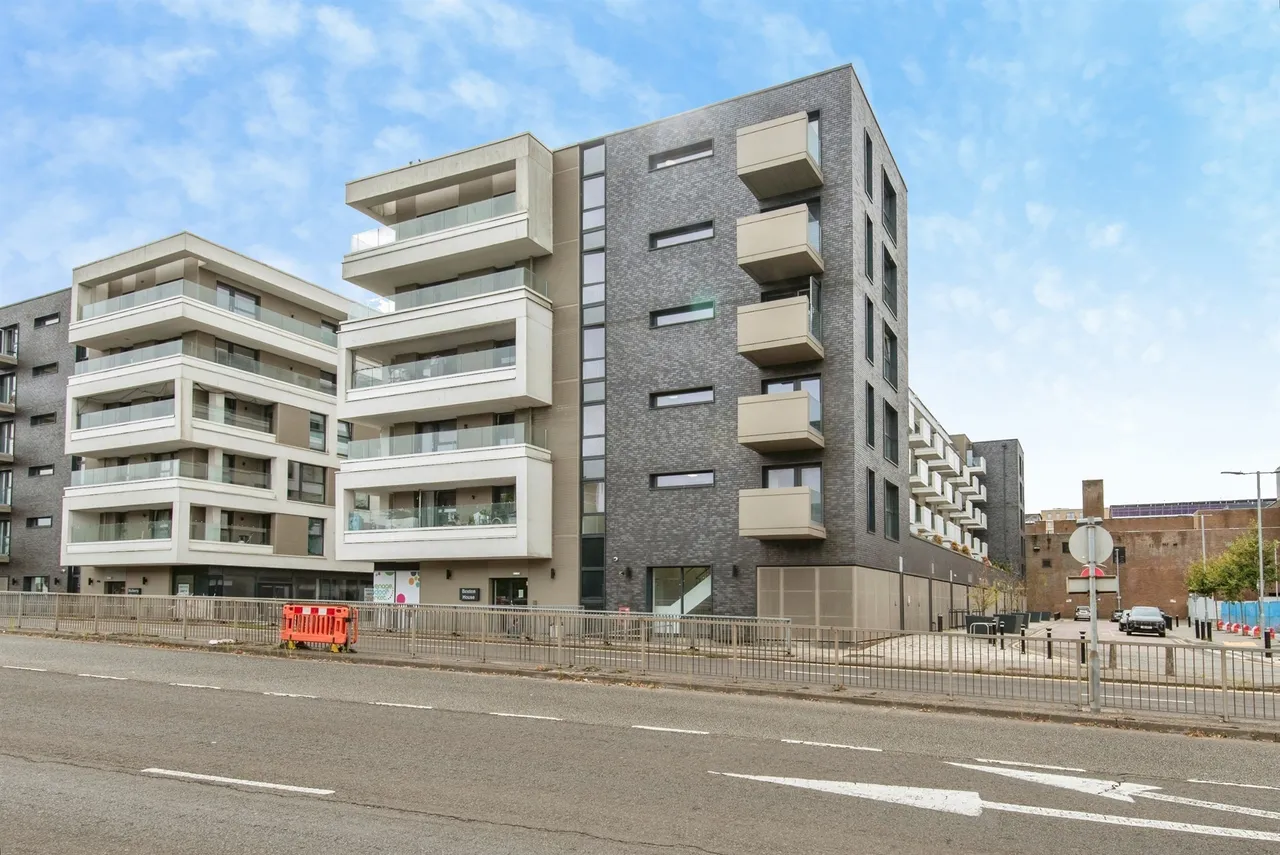 2 bed flat for sale — Boston House, Stevenage