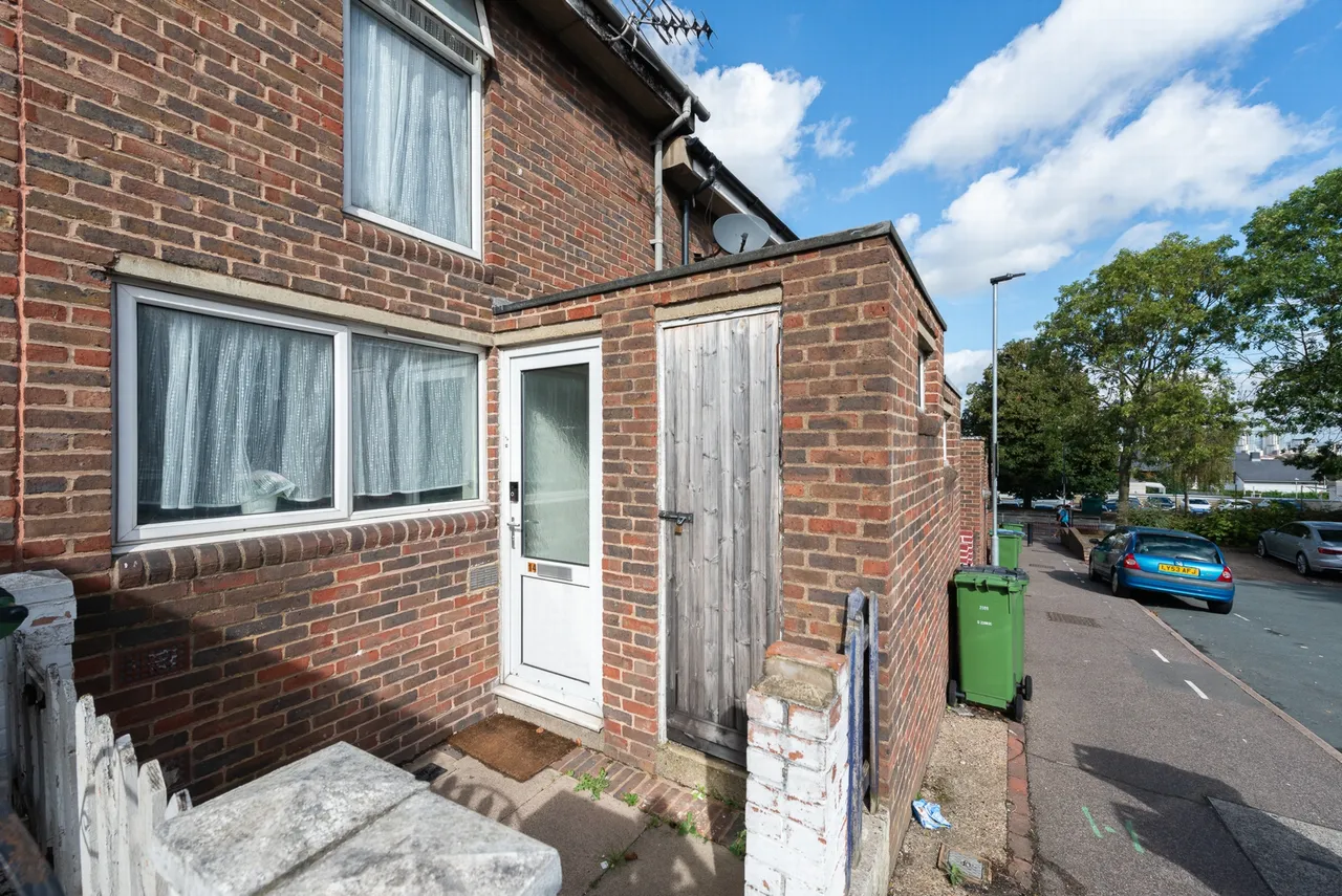 2 bed house for sale — St James Close, Woolwich, SE18 7LE