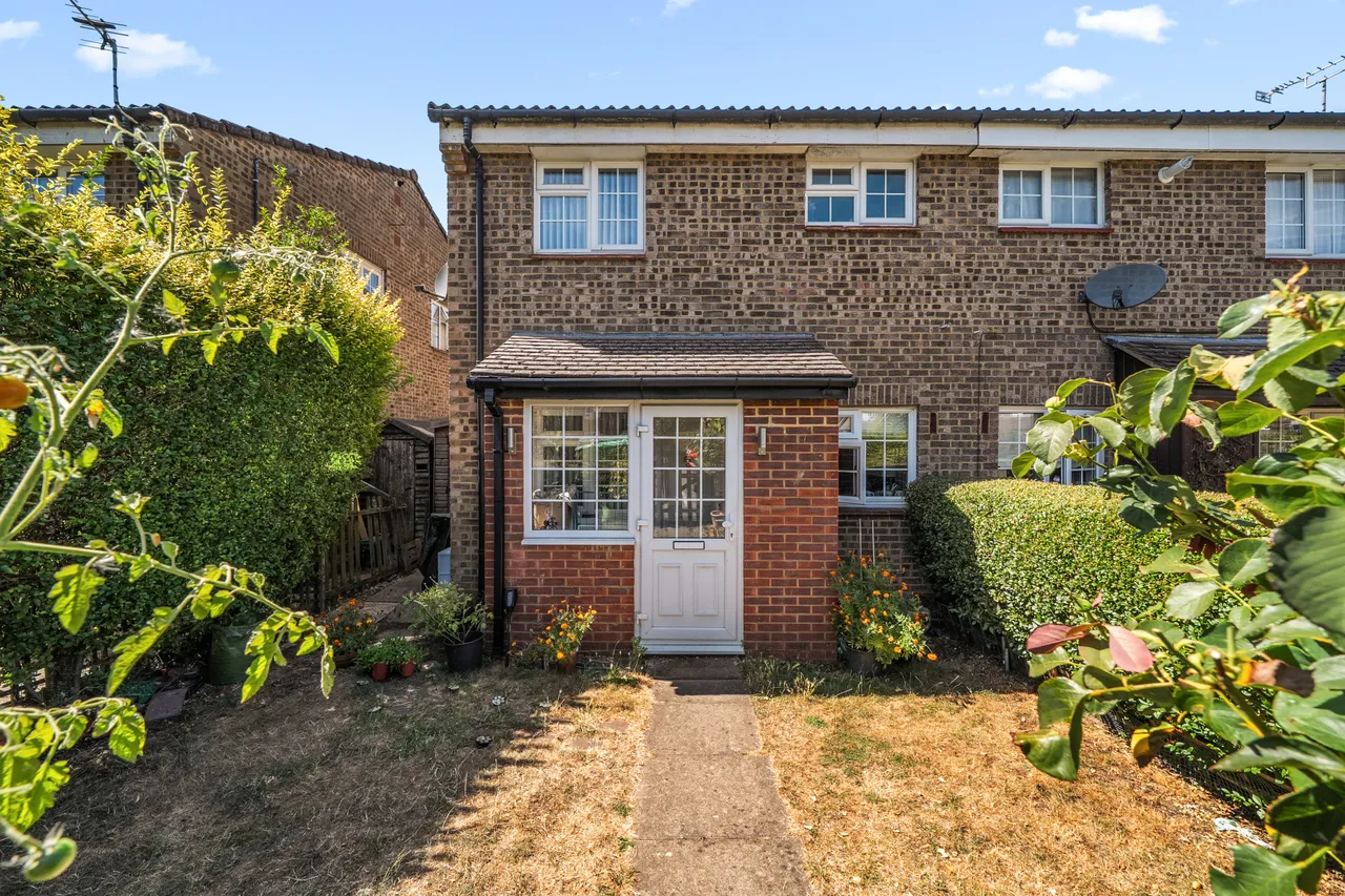 1 bed house for sale, Hazelbank Road, Chertsey, KT16
