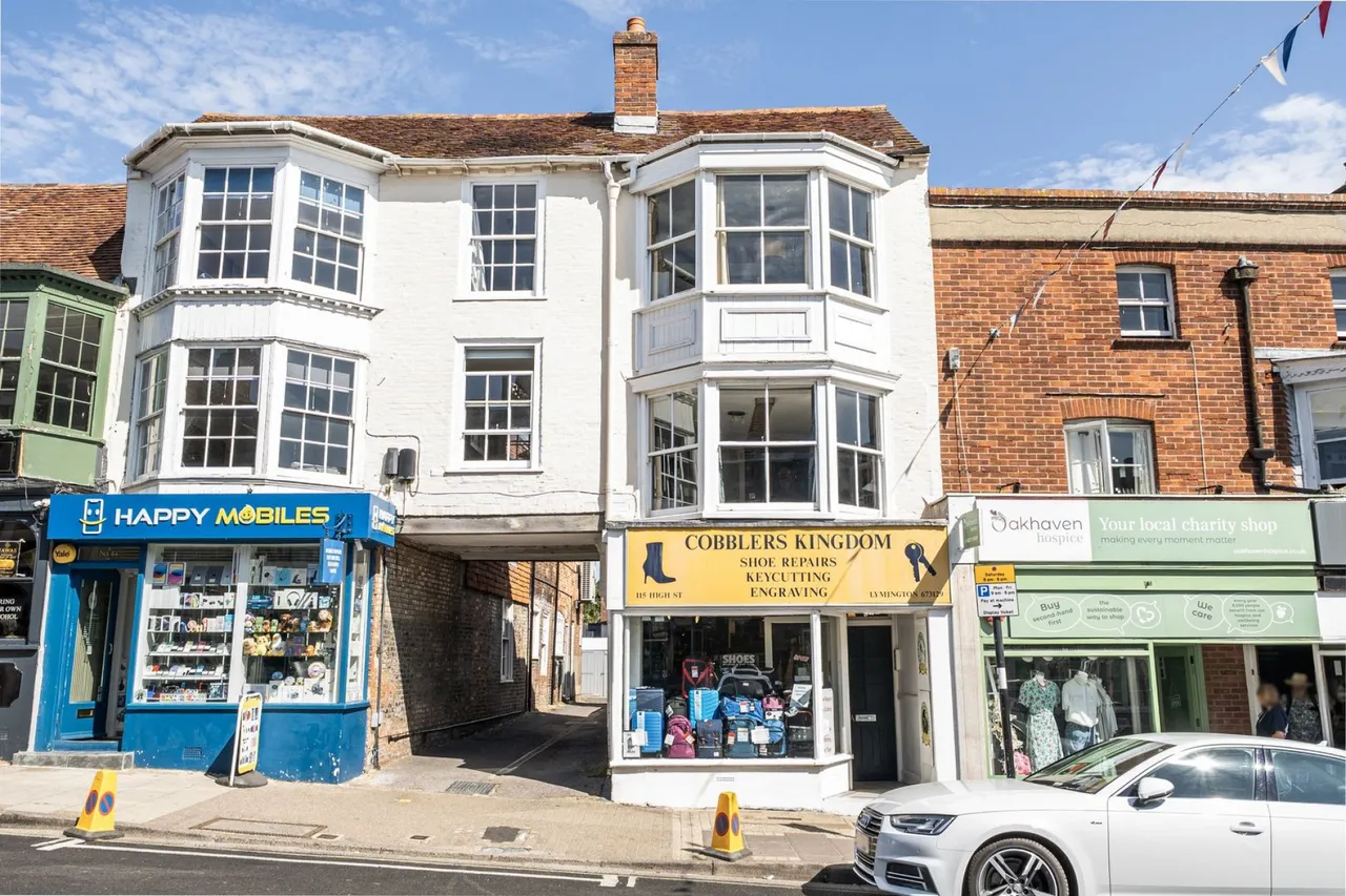 2 bed flat for sale, High Street, Lymington, SO41