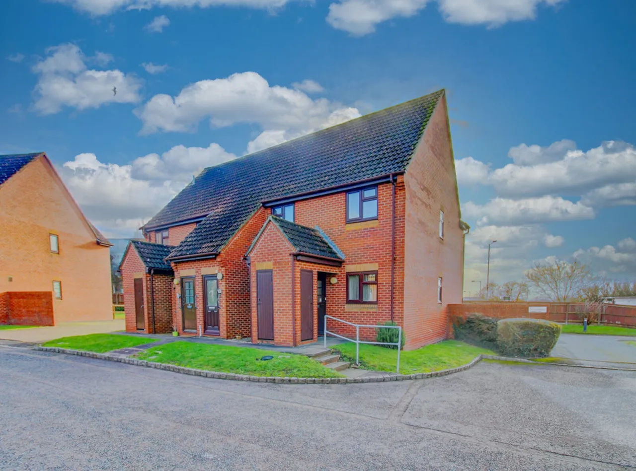 2 bed flat for sale, Lansdowne Way, High Wycombe, HP11