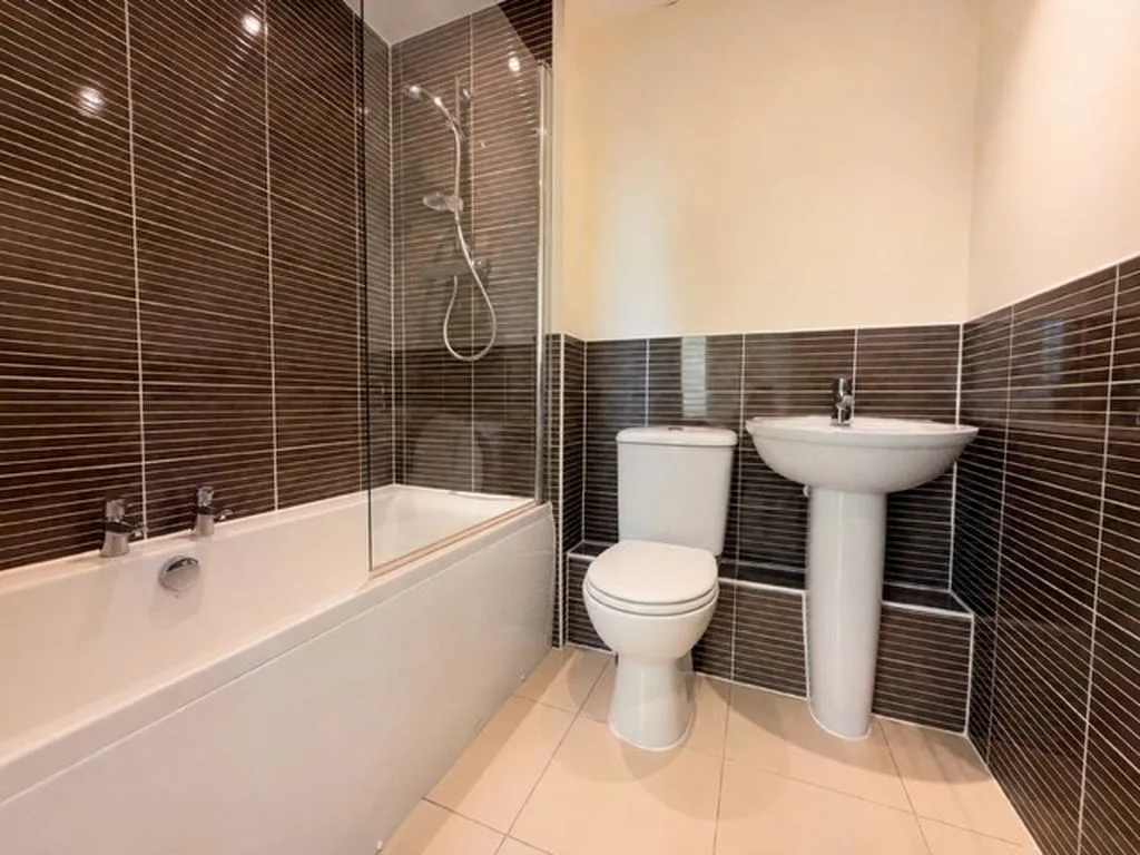 Horseshoe Crescent, Great Barr, B43, photo 9