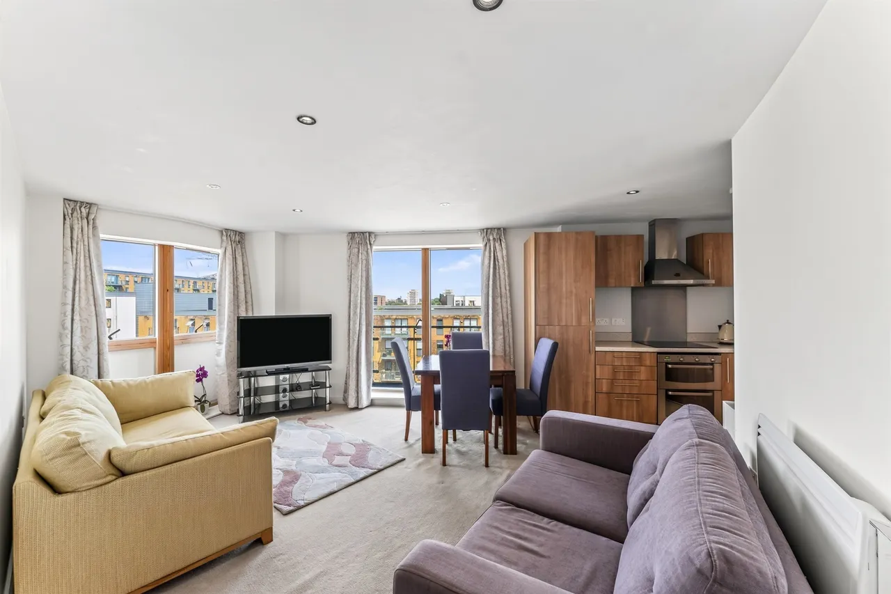 2 bed flat for sale — Durnsford Road, London