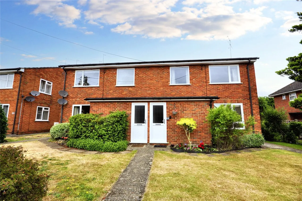 2 bed flat to rent, Milford Road, Elstead, GU8