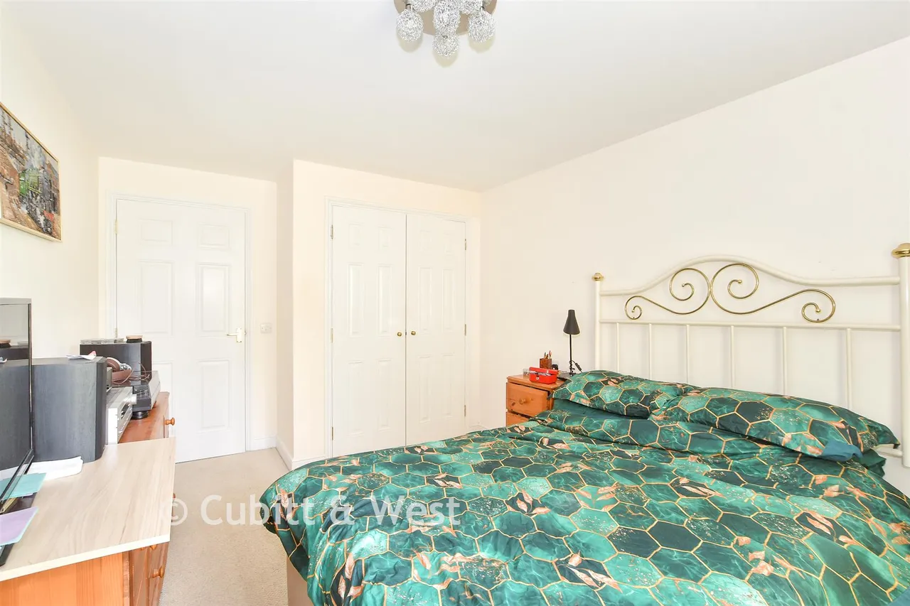 Commonwealth Drive, Three Bridges, RH10, photo 6
