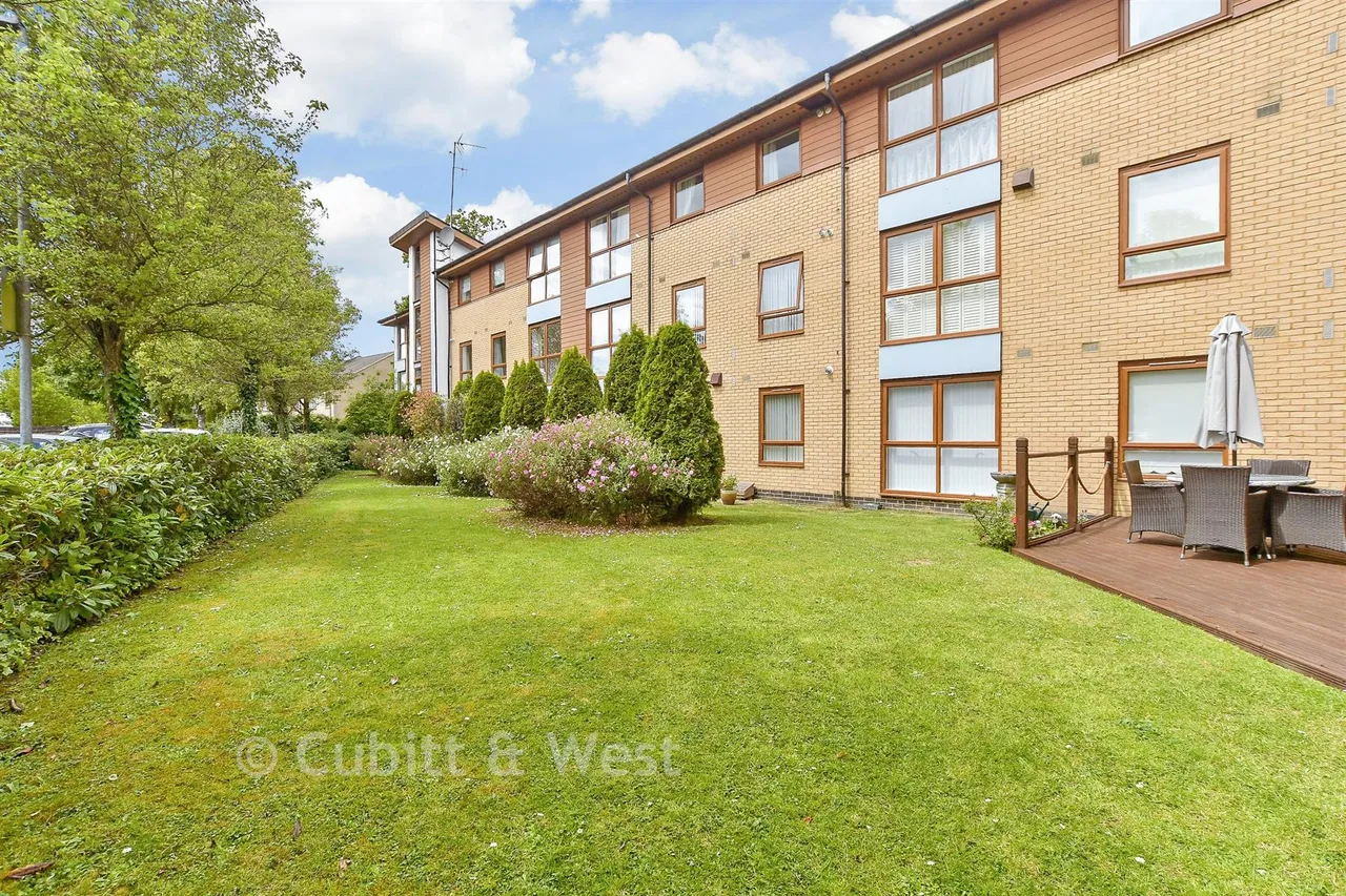 Commonwealth Drive, Three Bridges, RH10, photo 2