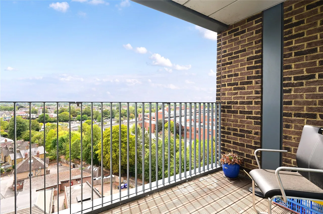 London Road, Staines, TW18, photo 5