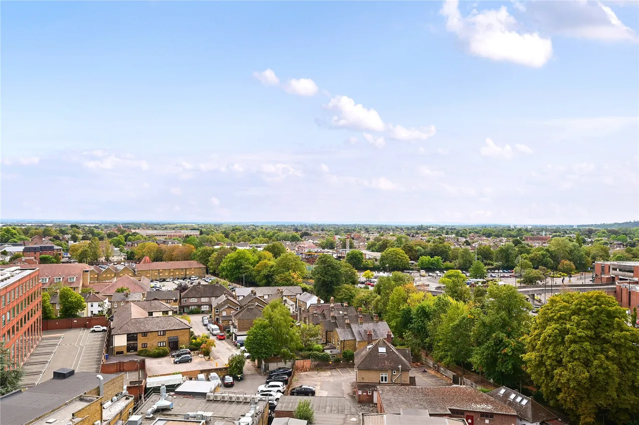 London Road, Staines, TW18, photo 6