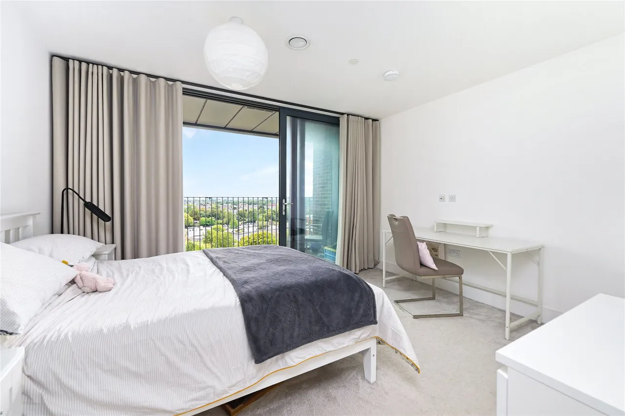 London Road, Staines, TW18, photo 9