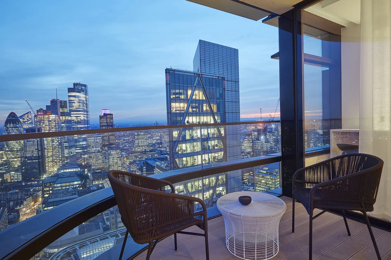 3 bed flat for sale, Principal Tower Shoreditch, EC2A