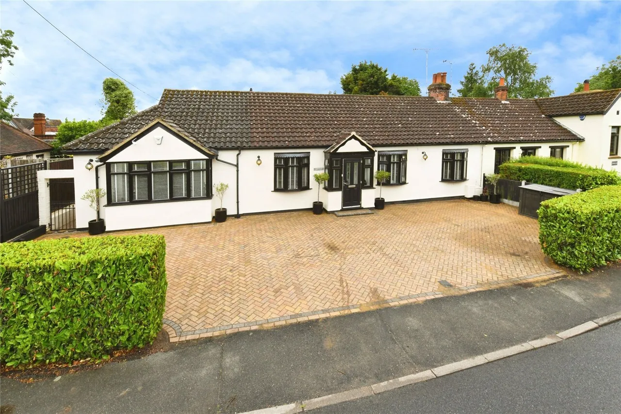 3 bed house for sale — Sandpit Lane, Pilgrims Hatch, Brentwood, Essex, CM15