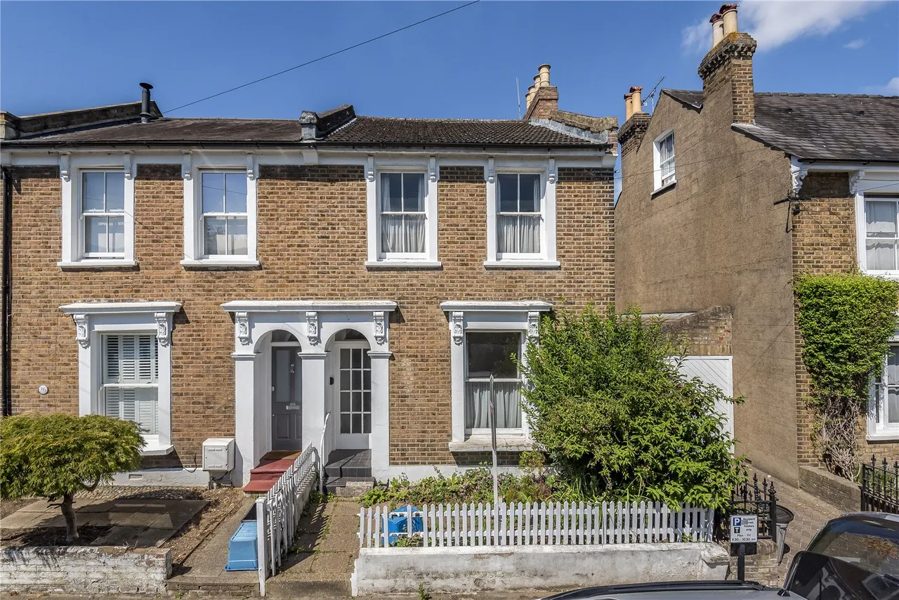 3 bed house for sale — Victoria Road, Teddington, TW11 0BG