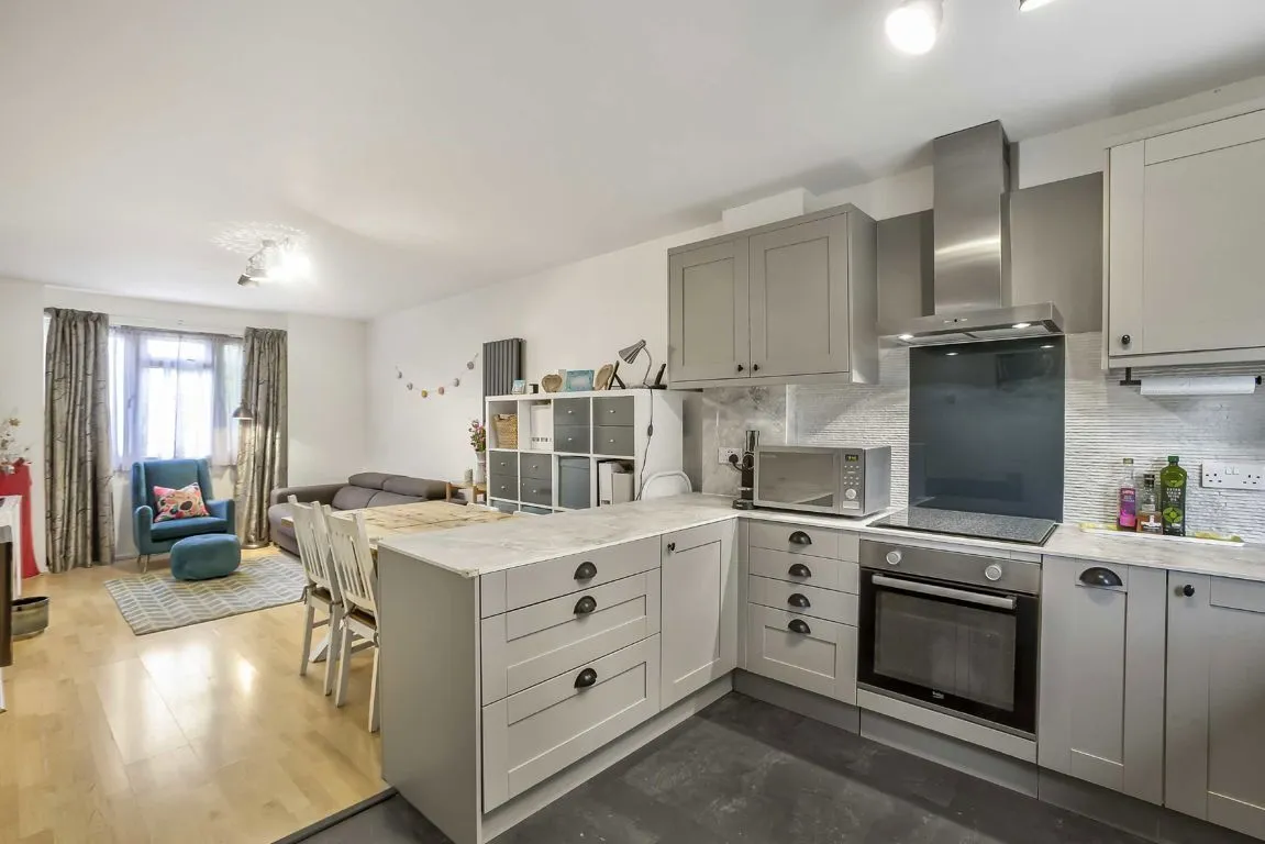 3 bed property for sale, Westover Road, SW18