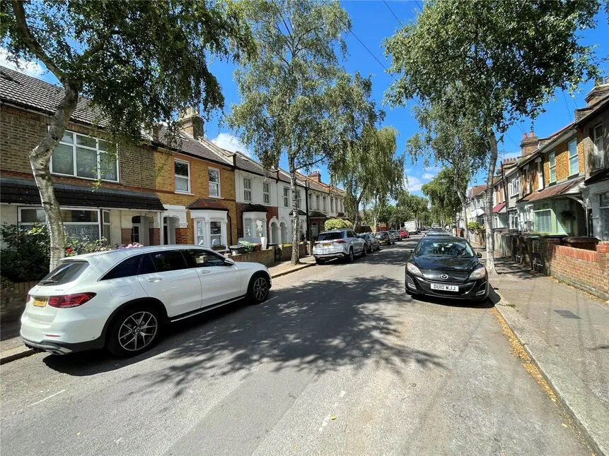 4 bed flat to rent, Brookscroft Road, Walthamstow, E17