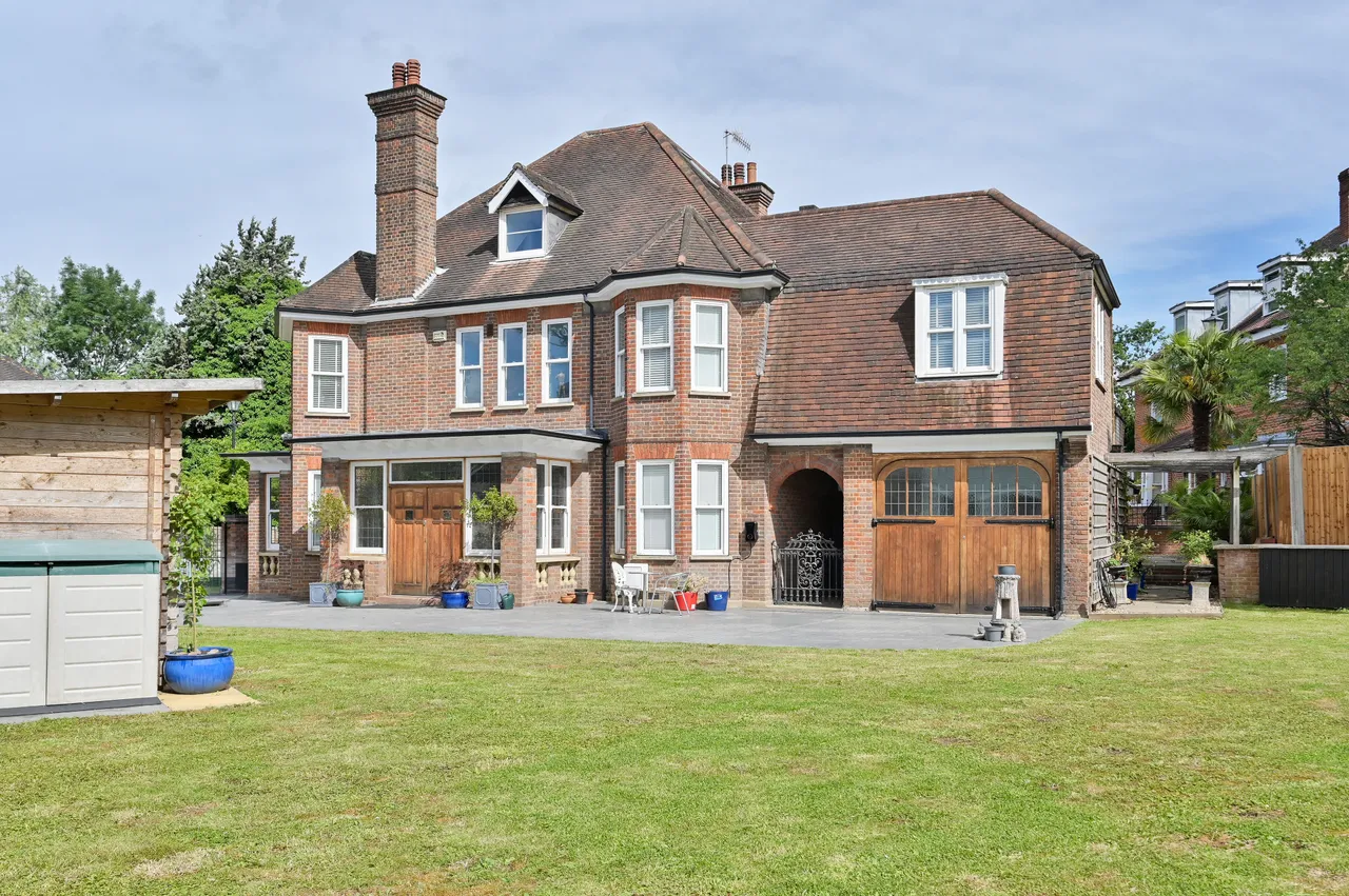 6 bed house for sale — 4 Chartwell Place, Harrow