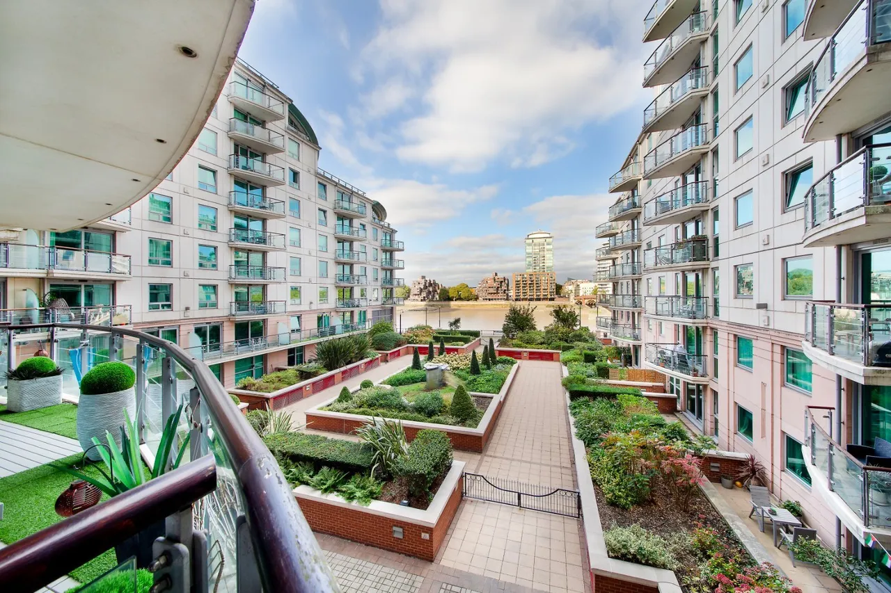 2 bed flat for sale, St. George Wharf, London, SW8
