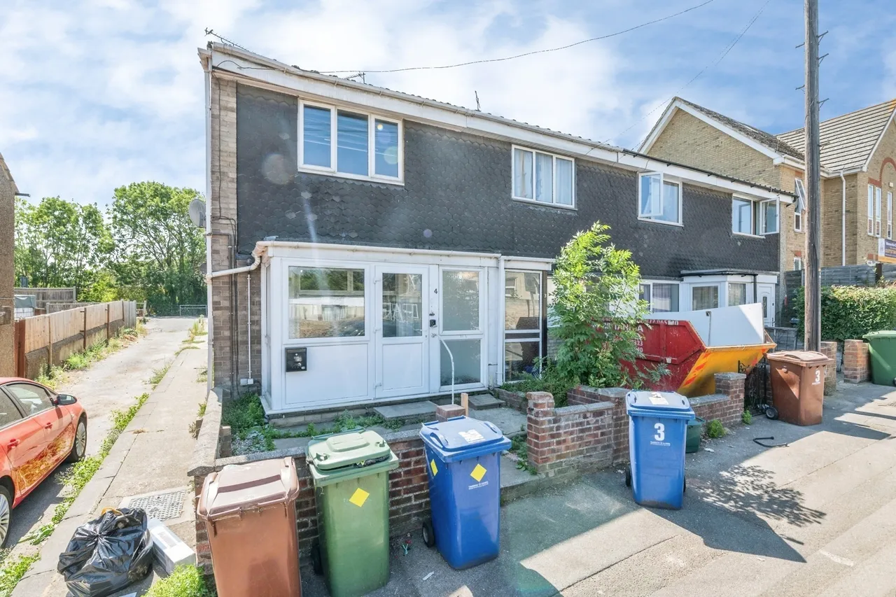 3 bed house for sale — Benson Road, Grays, Essex, RM17