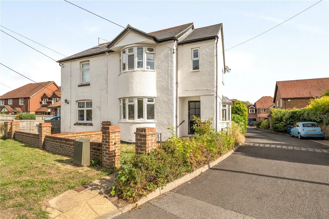 3 bed house for sale, The Green, Badshot Lea, GU9
