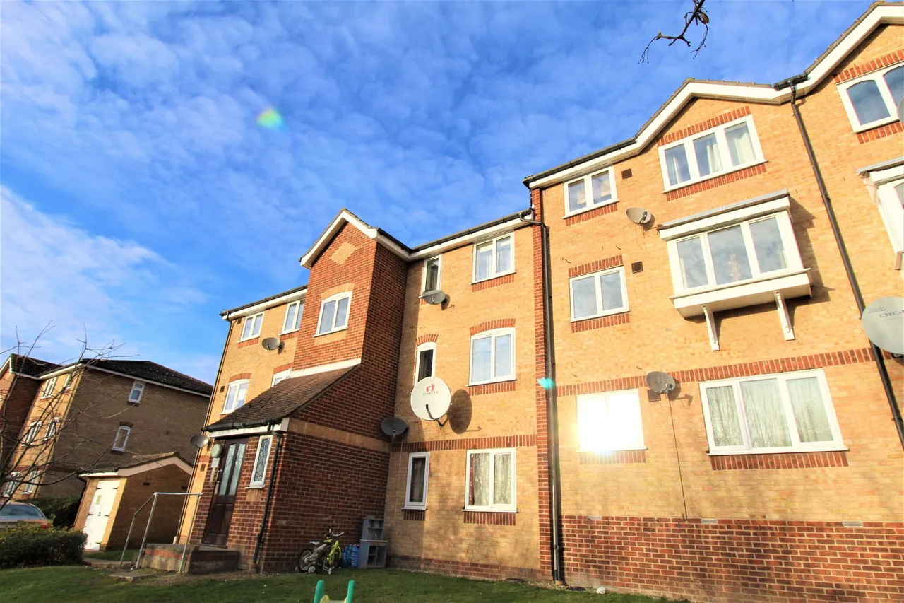 1 bed flat for sale — Oakhill Road, Purfleet, Essex, RM19 1TY