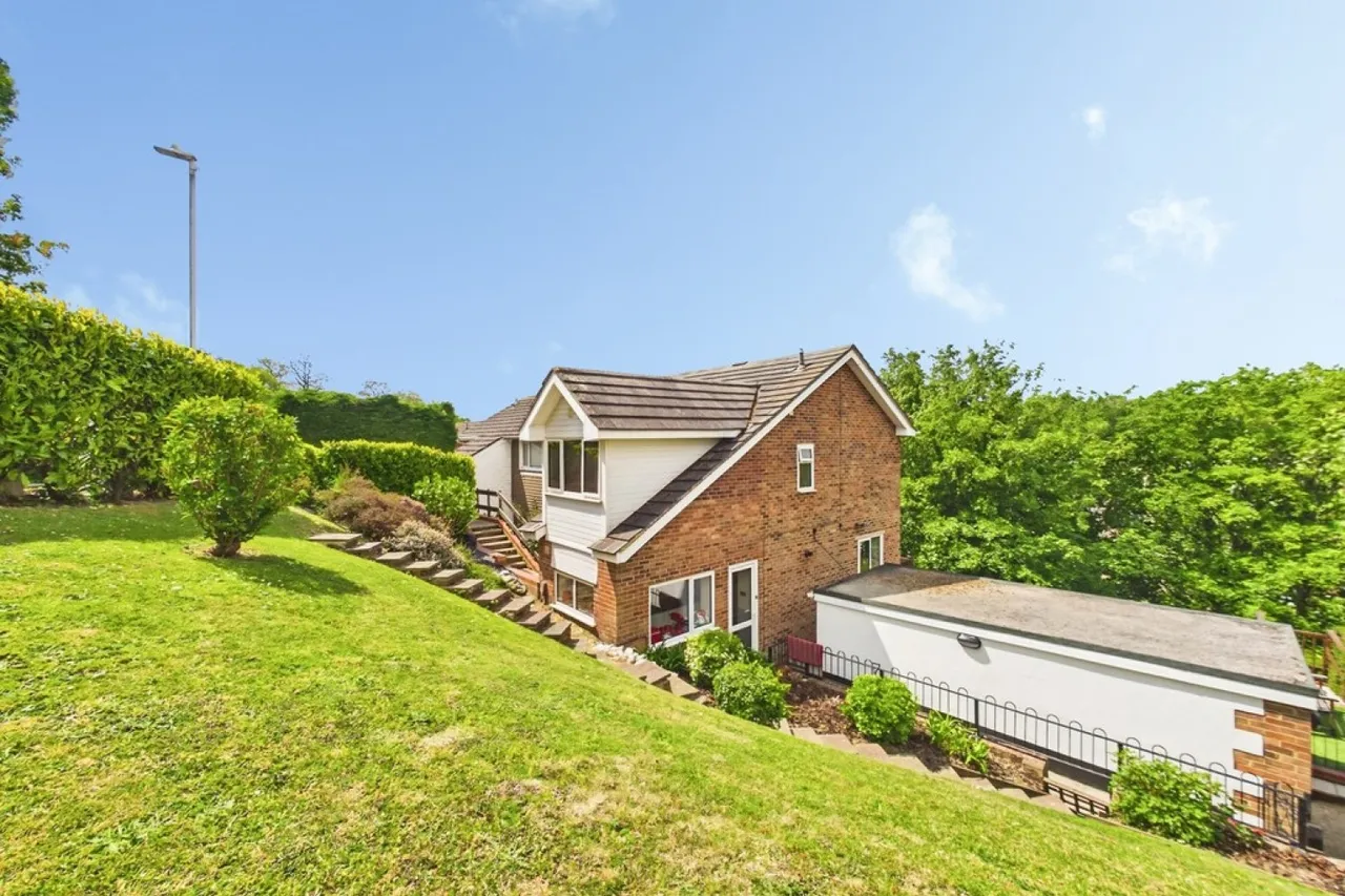 3 bed house for sale — Highland Close, Folkestone