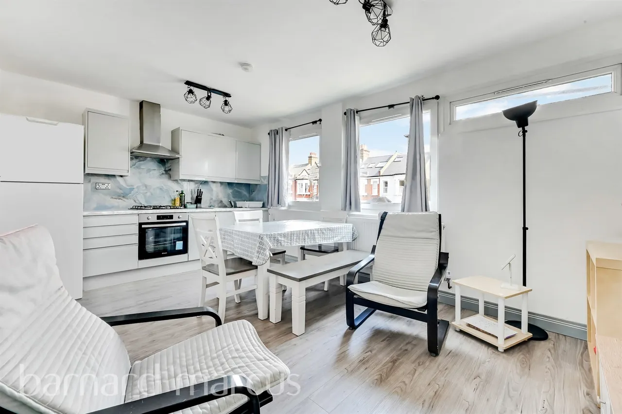2 bed flat for sale — Earlsfield Road, London