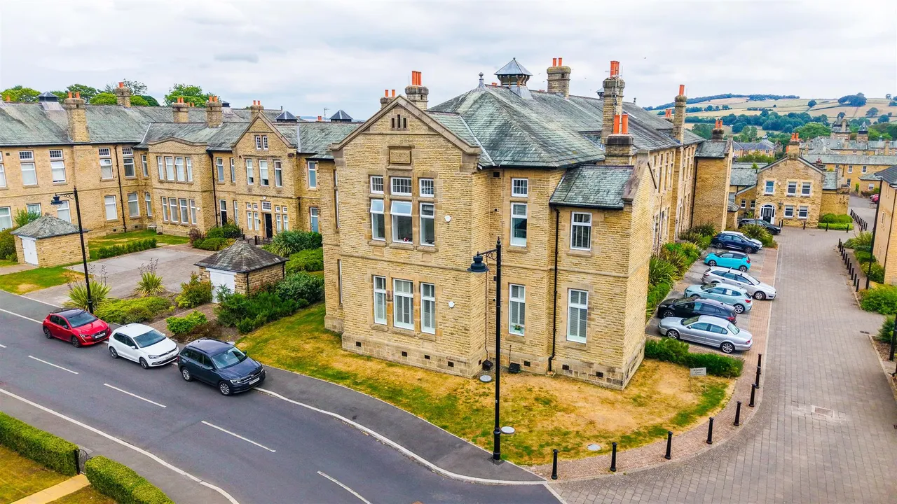 2 bed flat for sale — Norwood Drive, Menston, Ilkley, LS29 6GE