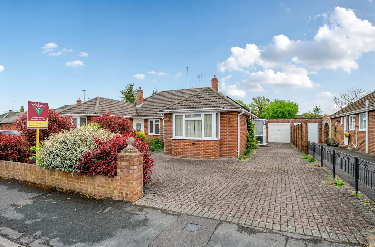 3 bed house for sale — White Acres Road, Mytchett, Camberley, Surrey, GU16 6EY