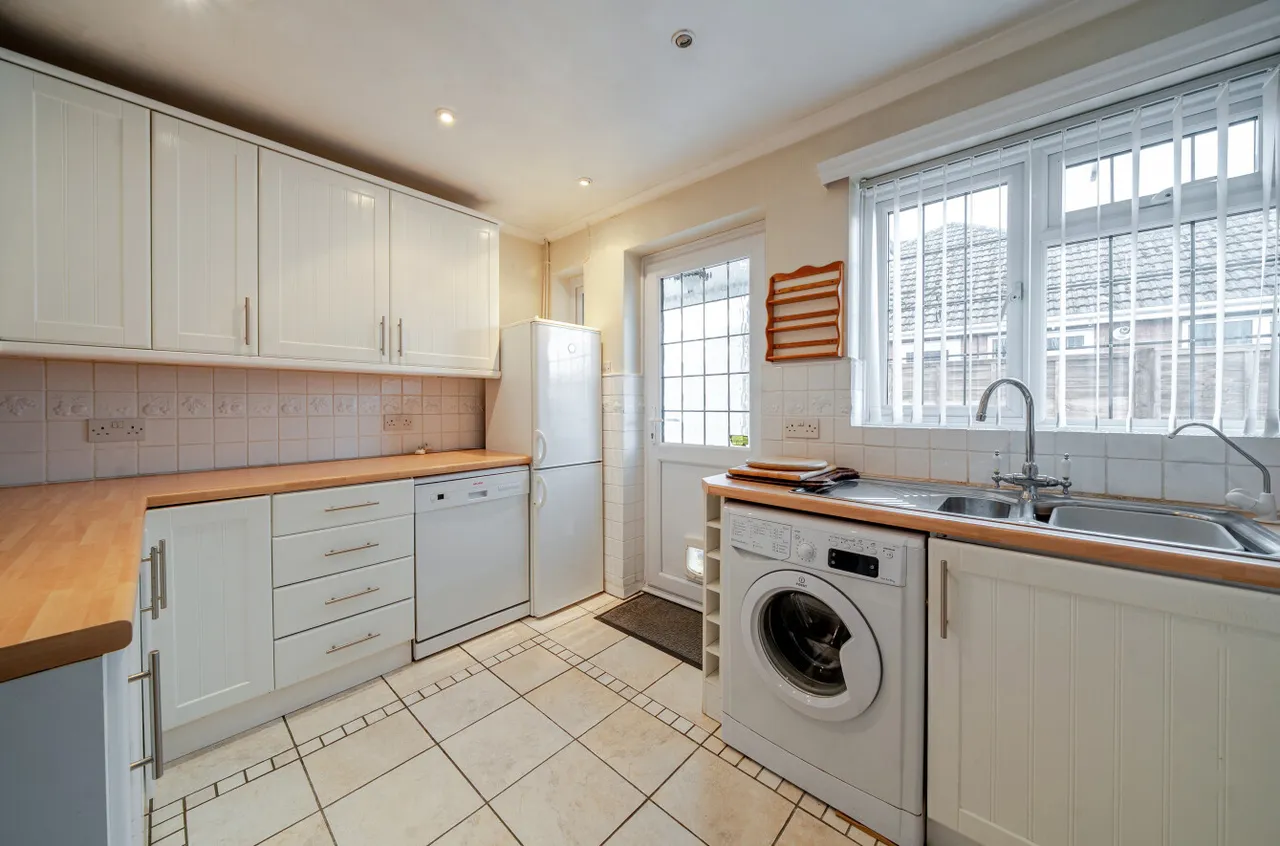 White Acres Road, Mytchett, Camberley, Surrey, GU16 6EY, photo 3