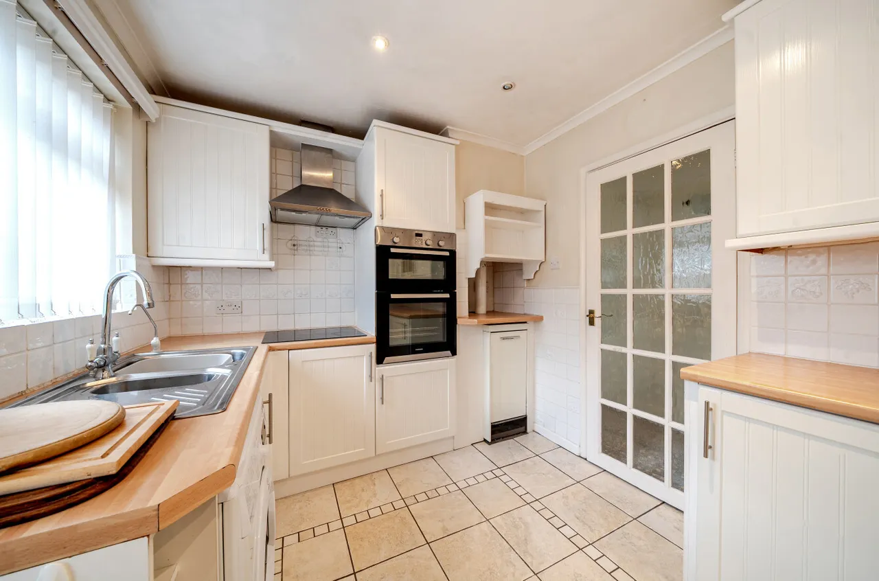 White Acres Road, Mytchett, Camberley, Surrey, GU16 6EY, photo 2