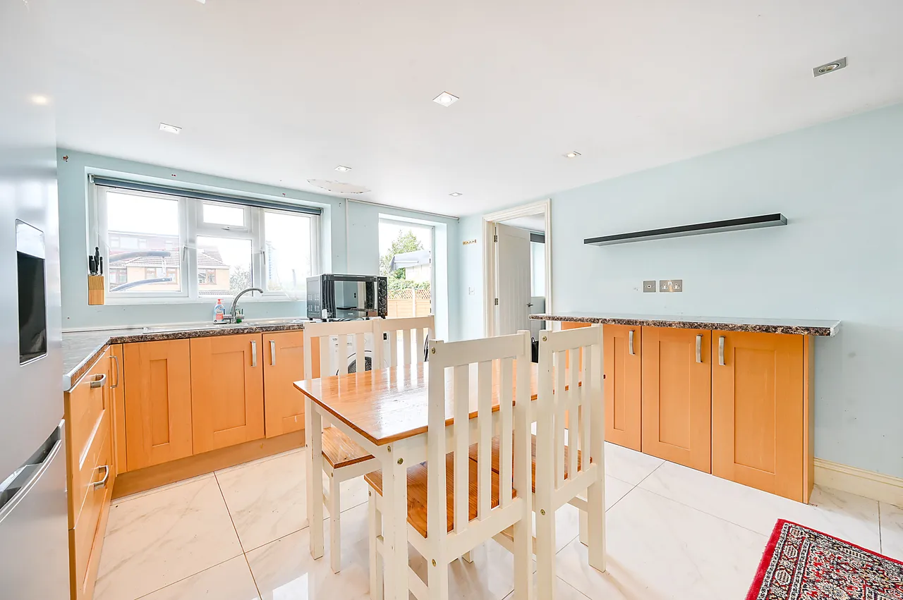 67 Warren Drive South, Surbiton, photo 2