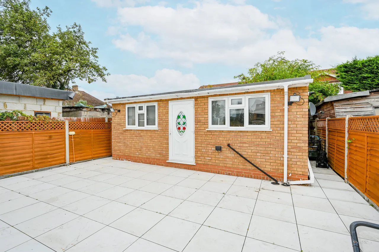 1 bed flat to rent — 67 Warren Drive South, Surbiton
