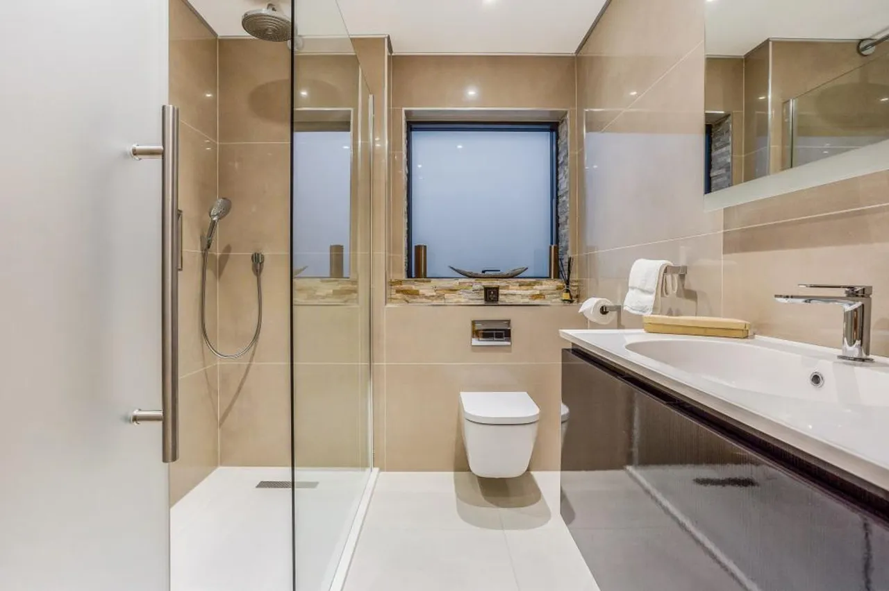 Almodington Lane, Earnley, PO20, photo 16