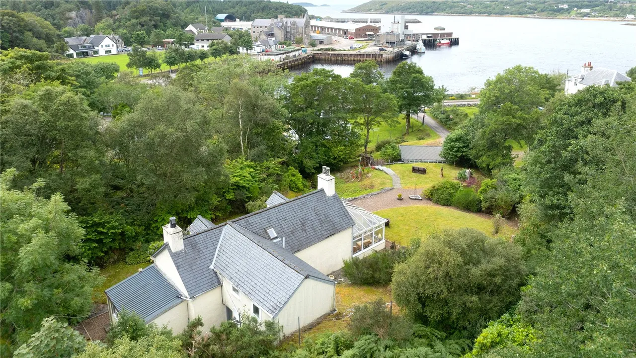 2 Canisp Road, Lochinver, Lairg, Highland, IV27 4LH, photo 4