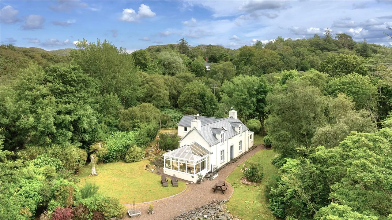 3 bed house for sale — 2 Canisp Road, Lochinver, Lairg, Highland, IV27 4LH