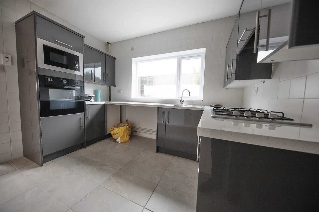 Radyr Avenue, Mayals, SA3, photo 3