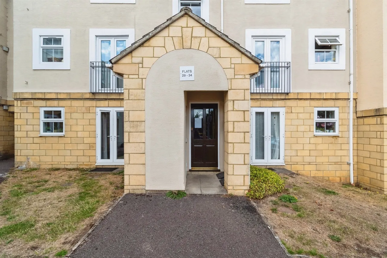 Queens Square, Chippenham, SN15, photo 9