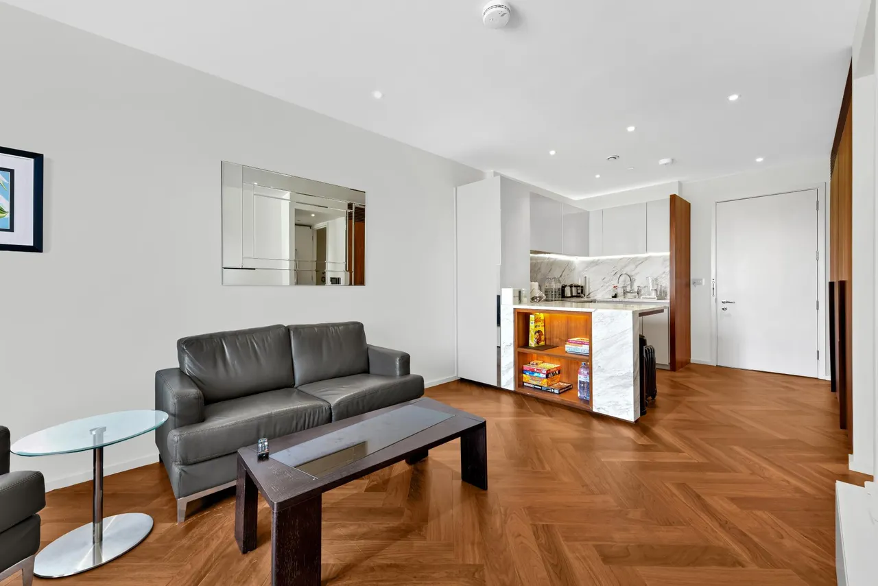 1 bed flat for sale, Embassy Gardens, SW11