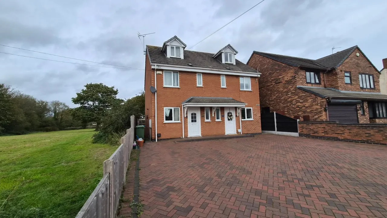3 bed house to rent, Cannock Road, Heath Hayes, WS12