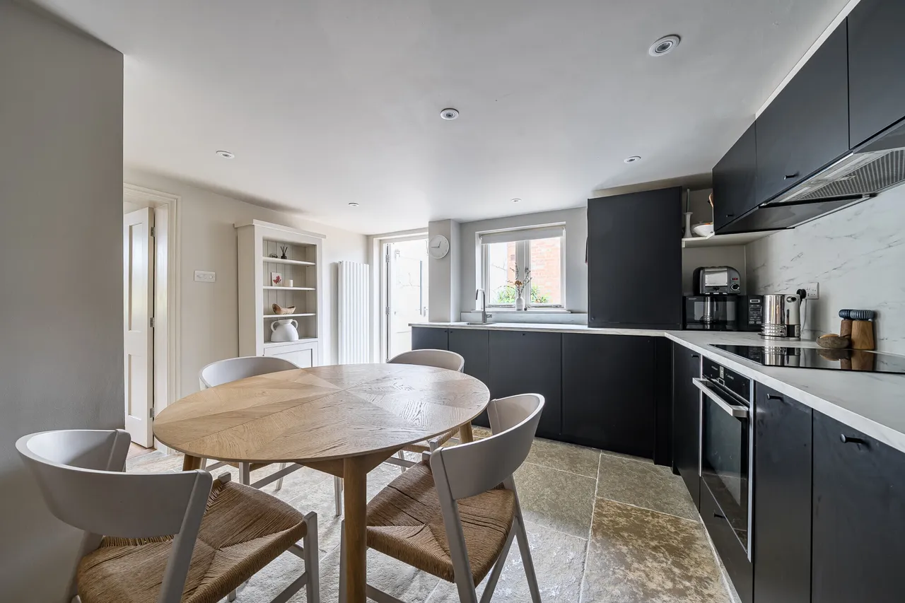 Five Alls Court, Marlborough, SN8, photo 2