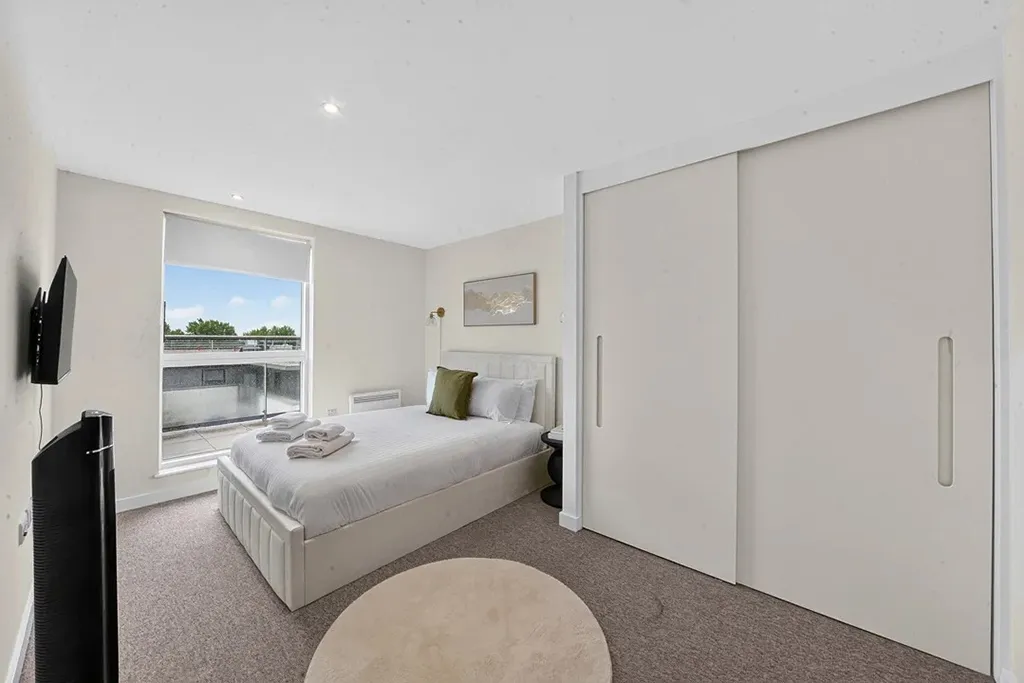 Pump House Crescent, Brentford, TW8, photo 4