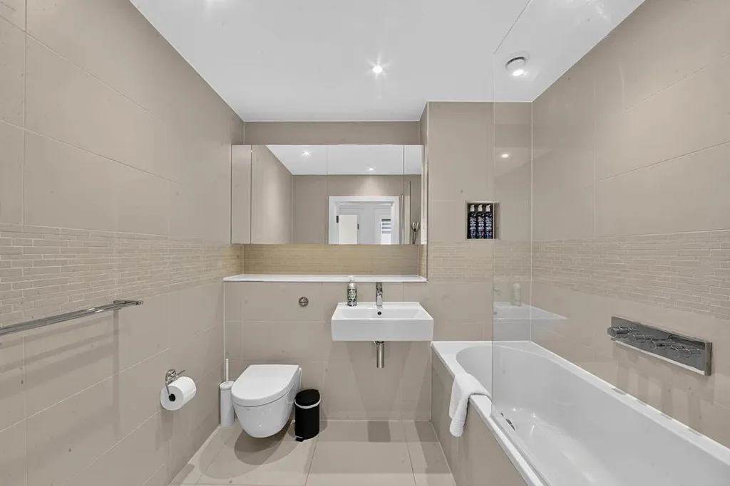 Pump House Crescent, Brentford, TW8, photo 8