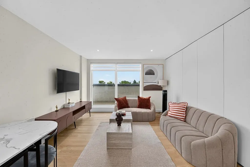 Pump House Crescent, Brentford, TW8, photo 9