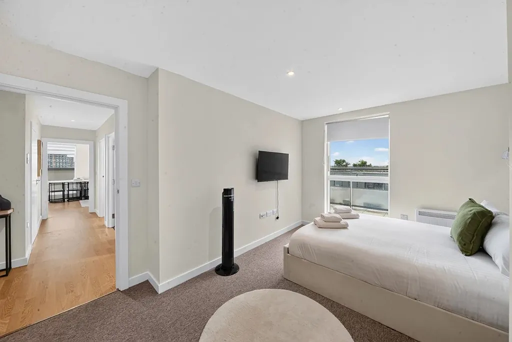 Pump House Crescent, Brentford, TW8, photo 5