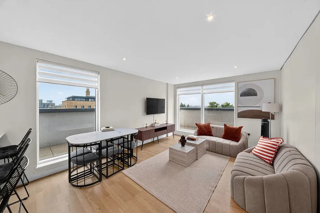 Pump House Crescent, Brentford, TW8, photo 2