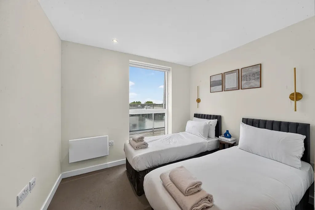Pump House Crescent, Brentford, TW8, photo 11