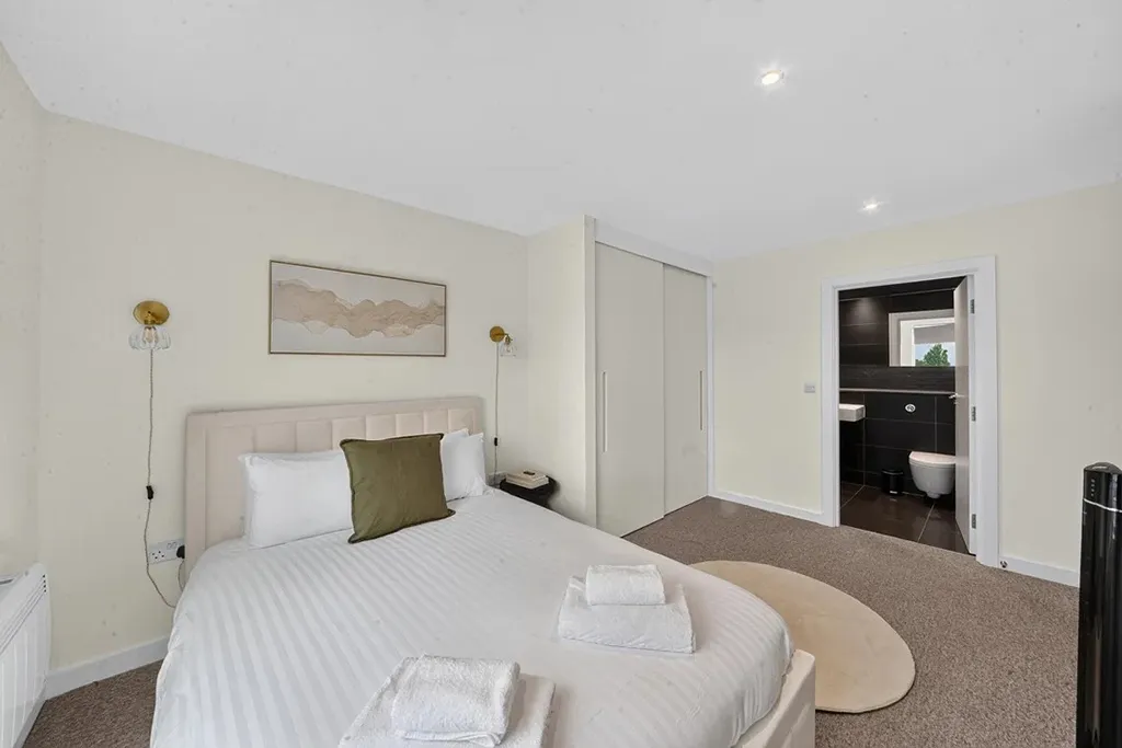 Pump House Crescent, Brentford, TW8, photo 12