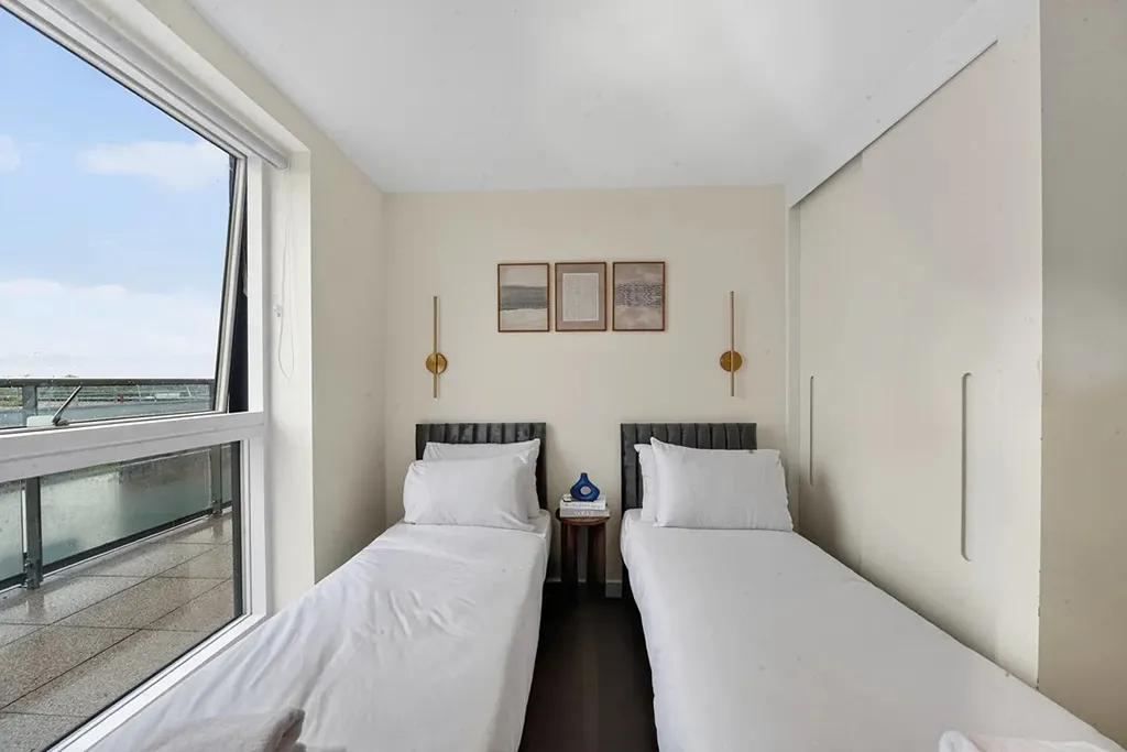 Pump House Crescent, Brentford, TW8, photo 17