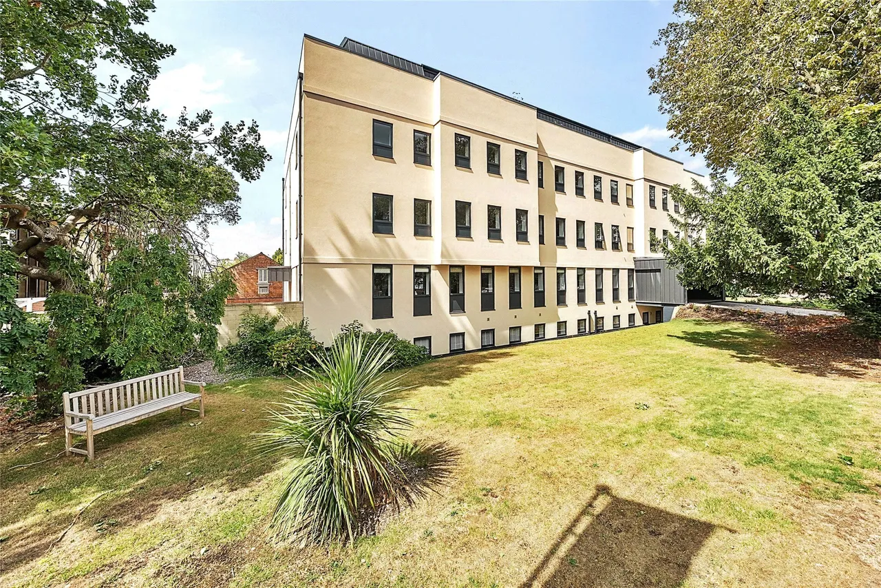 Last Apartment, Gloucestershire, 109 - 111 Bath Road, GL53 7LS, photo 10