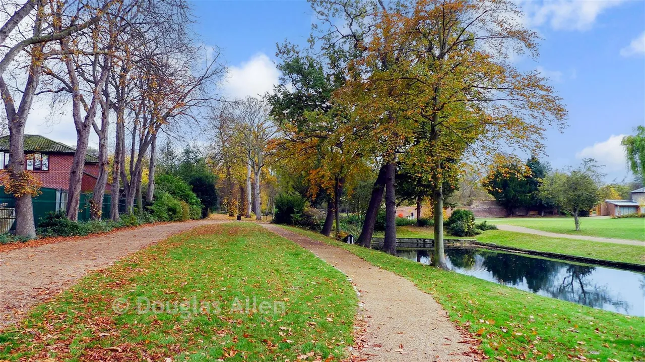 Kensington Gardens, Ilford, IG1, photo 4