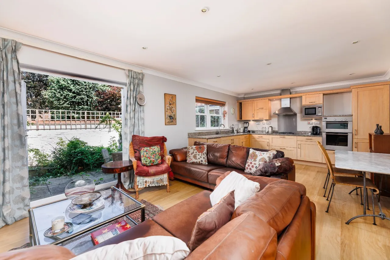 2 bed flat for sale, Pentlow Street, London, SW15